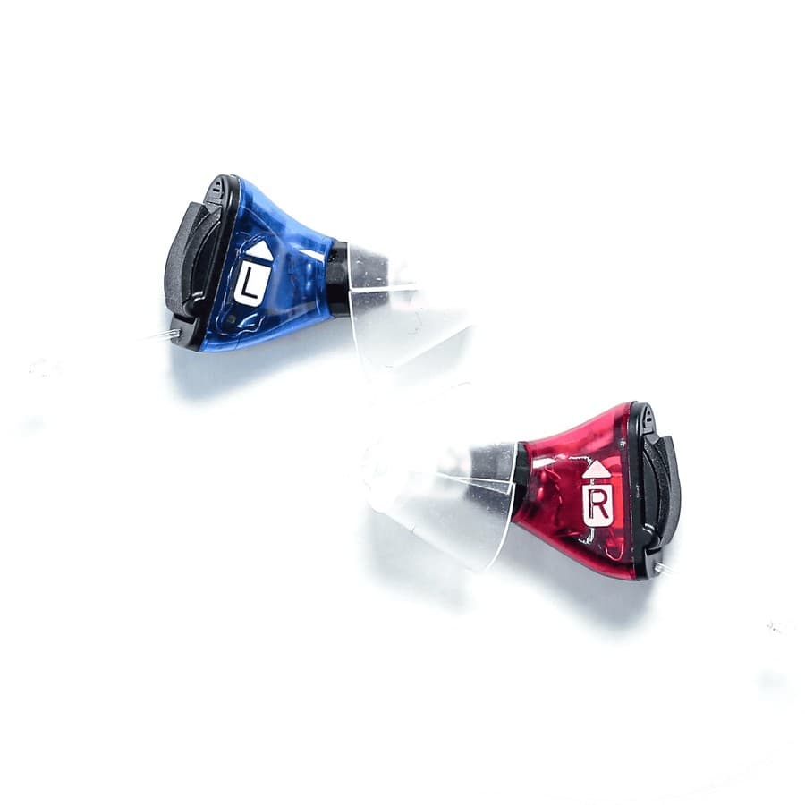 Par de aparelhos auditivos Rexton inoX CIC, azul e vermelho, que ficam dentro do canal auditivo