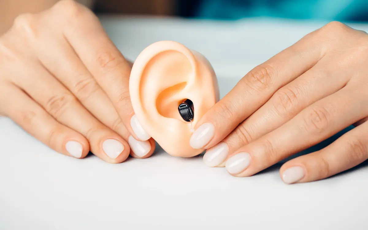 Modelo de orelha com um aparelho auditivo intra-auricular