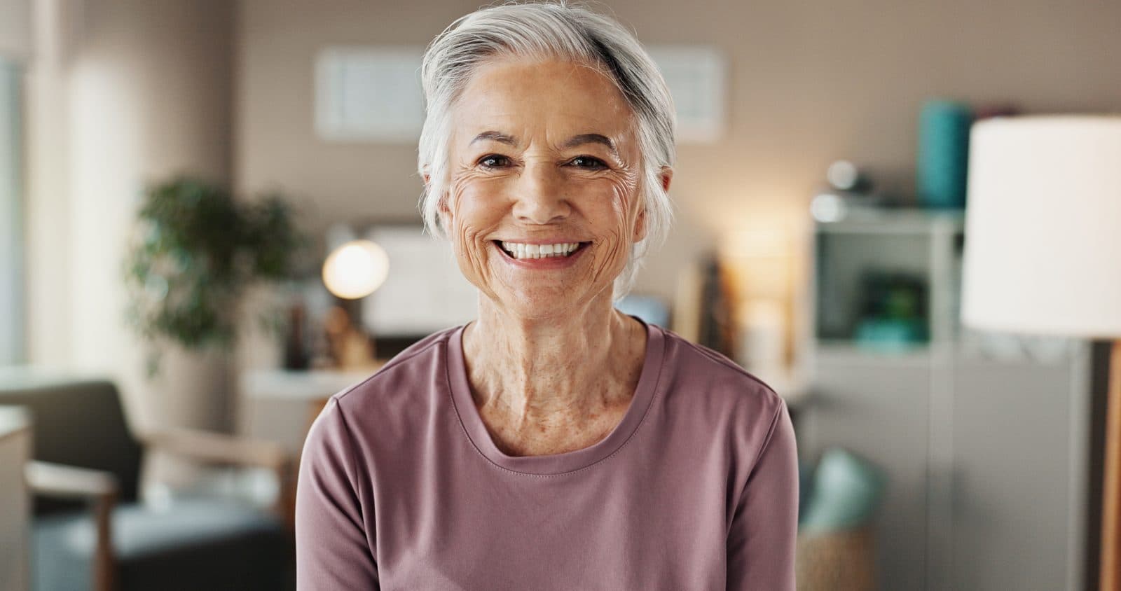 Paciente sorrindo com qualidade de vida transformada pela audição